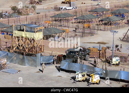 Inizio della detenzione struttura costruita da U.S. Marines come visto dal controllo del traffico aereo torre di Kandahar International Airport Foto Stock