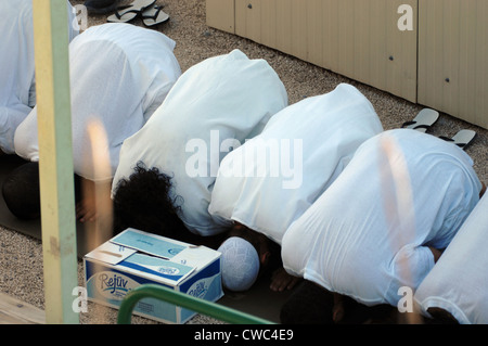 I detenuti Islamici che pregano a Camp Delta del carcere militare presso la stazione navale di Guantanamo Bay a Cuba. Il 24 gennaio 2008., foto di:Everett Foto Stock