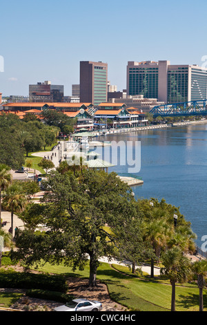 Northbank Riverwalk city park lungo St. Johns River in Downtown Jacksonville, FL Foto Stock