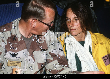 Ex POW grandi Rhonda Lee Cornum un chirurgo di volo con Col. Richard Williams dopo il suo rilascio da parte del governo iracheno durante Foto Stock