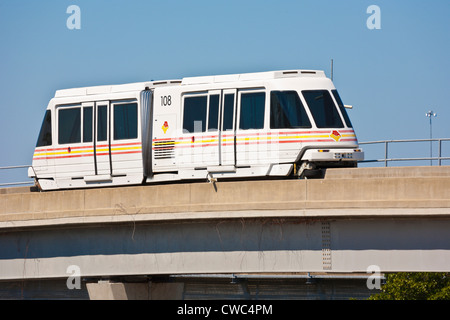 JTA Skyway automatizzato di treno si muove oltre la Acosta ponte sul fiume del St Johns in Downtown Jacksonville, FL Foto Stock