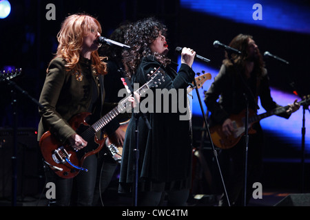 Ann e Nancy Wilson di cuore eseguire per militari Usa il '2010 dive di salutare le truppe in concerto al Marine Corps Air Station Foto Stock