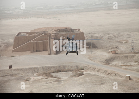 Un esercito americano Black Hawk elicottero si libra sopra l antica Ziggurat di Ur vicino a Nassiriya in Iraq 11 ottobre 2009. Vista aerea mostra il Foto Stock