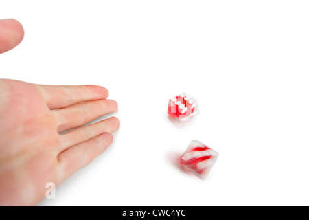 Immagine ritagliata di mani gettando il gioco d'azzardo dadi su sfondo bianco Foto Stock