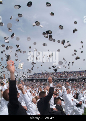 Appena sottufficiali lanciano i loro cappelli in aria in loro 2006 graduazione e cerimonia di messa in servizio. US Naval Academy Foto Stock