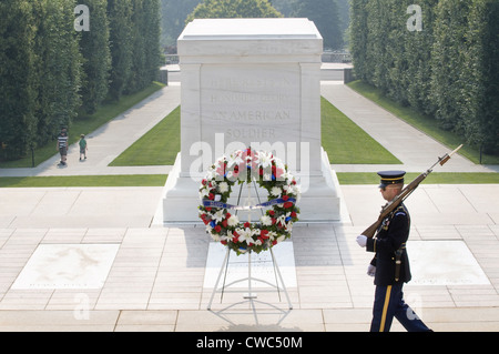 Un soldato che custodisce la tomba del Milite Ignoto presso il Cimitero Nazionale di Arlington. Esercito il senior leadership di cui un reef in Foto Stock