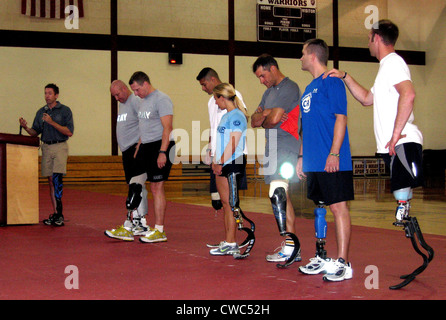 Brian Frasure paralympian parlando a un militare di mutilati workshop di formazione mentre affiancato da sette soldati indossando advanced Foto Stock