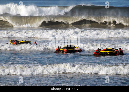 Personale militare statunitense in sei mesi di formazione tenuta demolizioni subacquee di un corso di surf esercizio di passaggio. Ott 27 2010. Foto Stock