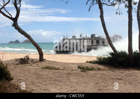 Ad alta velocità su-il-beach amphibious landing craft avvicinando una spiaggia su un cuscino d'aria che consente un secco sbarco sulla spiaggia. Con Foto Stock