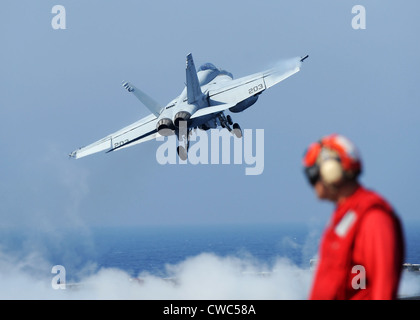 US Navy F-18 Hornet aeromobile lancia dalla portaerei USS Abraham Lincoln nel Golfo di Oman. Ott 20 2010. Foto Stock