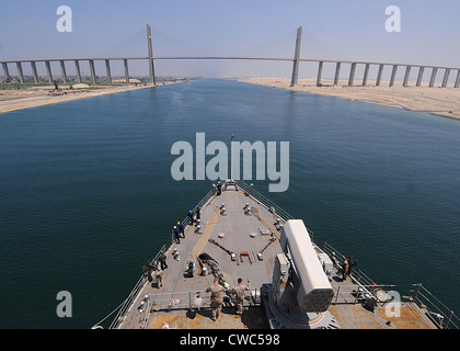 La USS ASHLAND un anfibio della nave da guerra in avvicinamento alla pace di Mubarak ponte sul Canale di Suez. Il 18 luglio 2010. Foto Stock