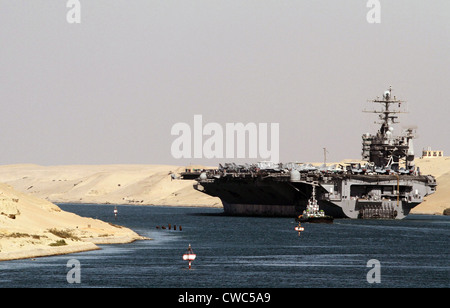 Portaerei USS Harry Truman passa al di sotto del canale di Suez ponte in El Qantara Egitto. 1 Dic 2010. Foto Stock