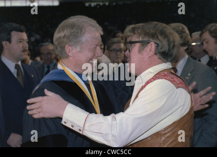 Jimmy Carter saluta il suo fratello Billy Carter all'inizio cerimonie presso il Georgia Institute of Technology di Atlanta Foto Stock