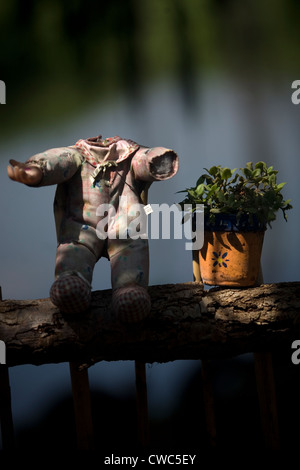 Una testa di bambola è visualizzato da un vaso di fiori sull'isola delle bambole in Xochimilco, sud della Città del Messico Foto Stock