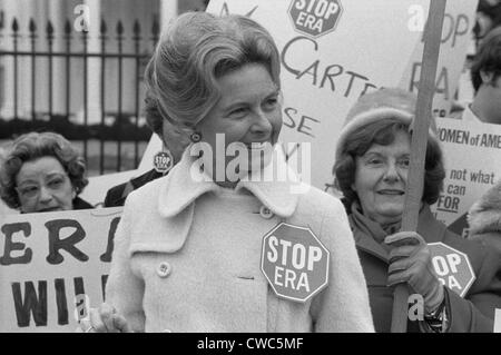 Attivista conservatore Phyllis Schafly indossando un 'Stop SER" dimostrando di badge con altre donne contro la parità di diritti Foto Stock