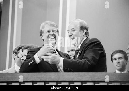 Jimmy Carter e il senatore e ex VP Hubert Humphrey presso la Convenzione Nazionale Democratica di New York City. 15 luglio 1976. Foto Stock