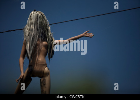 Una bambola è visualizzato sull'isola delle bambole in Xochimilco, sud della Città del Messico Foto Stock