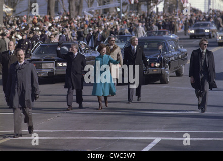 Il presidente Jimmy Carter e Rosalynn Carter camminare lungo Pennsylvania Avenue durante l'inaugurazione. Egli fu il primo presidente di Foto Stock