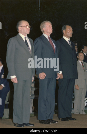 Menahem Begin Jimmy Carter e Anwar Sadat per partecipare a una fiera militare durante il Vertice di Camp David. Sett. 7 1978. Foto Stock