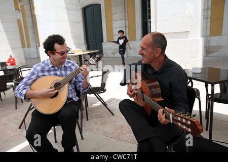 Fado Due chitarristi a Terreiro do Paço, Lisbona, Portogallo. Foto Stock