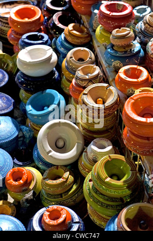 Tunisino posacenere decorato a mano in ceramica e quadri colorati Foto Stock