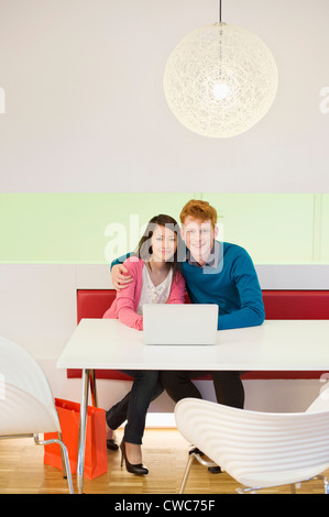 Ritratto di una giovane azienda lavora su un computer portatile in un ufficio Foto Stock