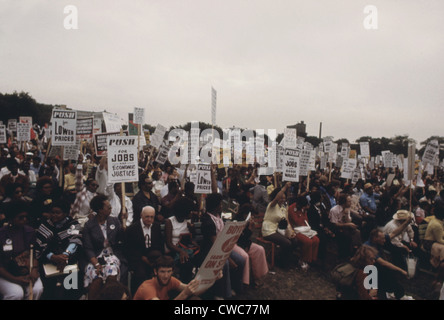 Gruppo integrato di compresi i cittadini anziani che protestavano contro degli anni settanta di inflazione e di disoccupazione tasse elevate lungo Lakeshore Foto Stock