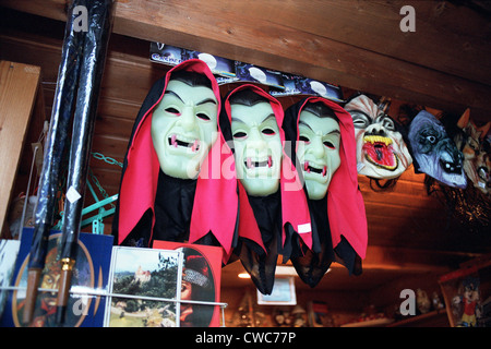 Scary maschere in un negozio di souvenir presso il Castello di Dracula (Bran Castelul), Romania Foto Stock