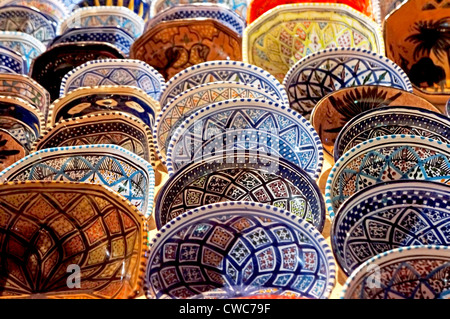 Fatte a mano tunisino piastre decorate in un marketplace Foto Stock