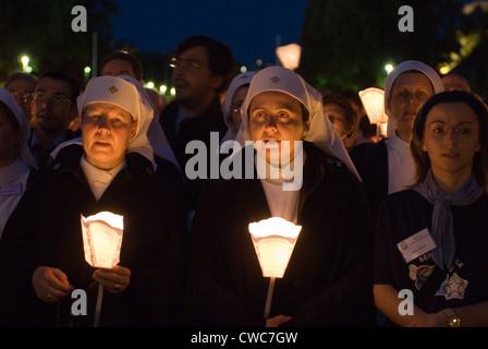 Ogni notte Fiaccolata a Lourdes, Francia Foto Stock