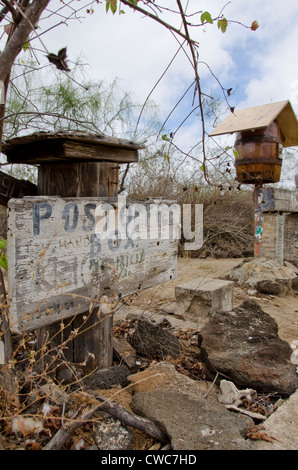 Ecuador, Galapagos, Floreana, Post Office Bay. Storica post office canna cassetta postale. Foto Stock