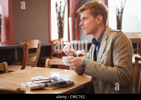 Uomo di bere il tè in un ristorante Foto Stock