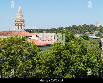 Una vista di un campanile a Nimes, Francia, con la Tour Magne a distanza Foto Stock