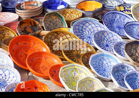 Decorate in ceramica piastre dalla Tunisia dipinte con colori diversi Foto Stock