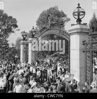 1940 Pace sciopero a Berkeley. Università della California gli studenti raccoglie a Sather Gate. Il 19 aprile 1940 Foto Stock