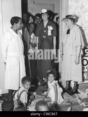 Eleanor Roosevelt visitando un WPA opere corso Amministrazione scuola materna per americani Africani in Des Moines nello Iowa. Giugno 8 Foto Stock