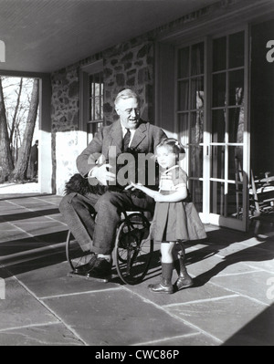 Il presidente Roosevelt nella sua sedia a rotelle sul portico in cima Cottage in Hyde Park NY con Ruthie Bie e Fala. La foto è stata scattata da Foto Stock