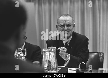 Il presidente Lyndon Johnson gesticolando emotivamente. LBJ È stato protagonista di una conferenza sulla guerra del Vietnam in Hawaii Honolulu Conferenza. Foto Stock