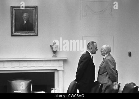 Il presidente Johnson che invadono lo spazio del senatore Richard Russell durante una conversazione nella Casa Bianca Cabinet Room. Dicembre Foto Stock