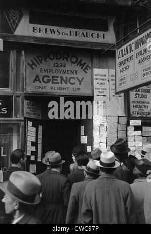 La folla di persone in cerca di lavoro presso l'Ippodromo di occupazione agenzia in 1235 Sesta Avenue. New York City nel dicembre 1937. Foto Stock