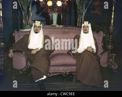 Amir Khalid destra e Amir Faisal i figli del Re Ibn Saud dell Arabia Saudita. La Saudi princes ha effettuato uno studio di progetti di irrigazione Foto Stock