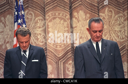 Preghiera presidenziale prima colazione. Il rev. Billy Graham e presidente Lyndon Johnson in preghiera presso la struttura The Shoreham Hotel di Washington, DC. Foto Stock