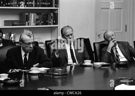 Guerra del Vietnam escalation. Leader repubblicani incontrarsi con il presidente Lyndon Johnson (invisibile) dopo cinque piani ci sono stati abbattuti in Foto Stock