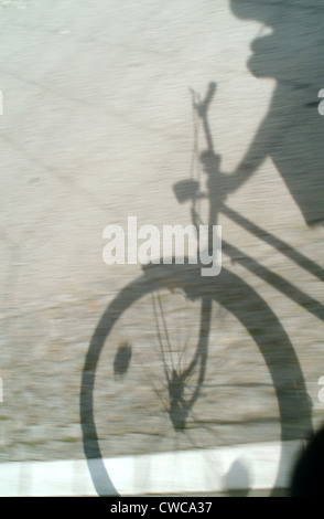 Berlino, silhouette di un ciclista Foto Stock