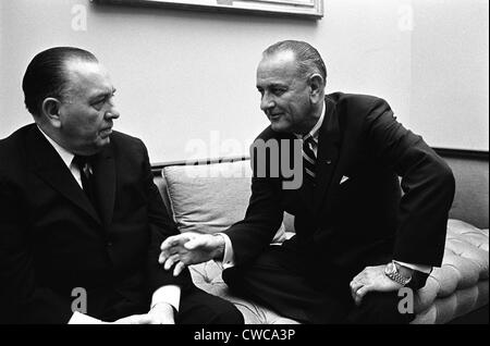 Il presidente Lyndon Johnson si incontra con il sindaco di Chicago Richard Daley alla Casa Bianca. Aprile 21, 1966. Foto Stock