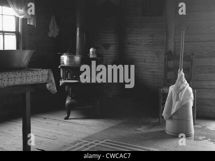 La cucina della casa di tabacco mezzadri. Esso potrebbe essere un XIX secolo cucina con una ghisa fornello, lavabo, e Foto Stock