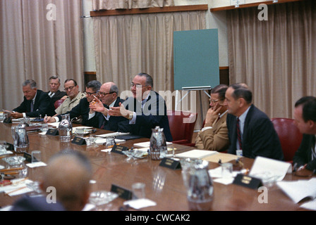 Il presidente Johnson incontro con la delegazione statunitense prima della conferenza di Honolulu sulla guerra del Vietnam. (L-R): U. Alexis Johnson Foto Stock