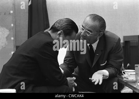 Il presidente Lyndon Johnson colloqui con il presidente vietnamita Nguyen Van Thieu durante una riunione in Hawaii. Thieu era il terzo, e Foto Stock