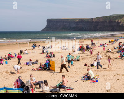 Cambs Cleveland UK spiaggia affollata guardando verso la scogliera di suoneria. Foto Stock