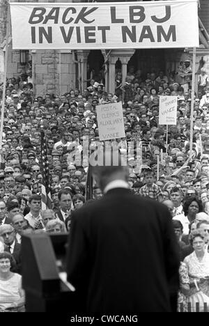 'Indietro LBJ in Vietnam' legge un segno di Indianapolis, come presidente Lyndon Johnson parla. Nei primi anni di noi escalation Foto Stock